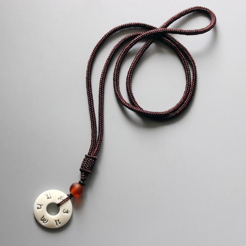 Collier et pendentif OM en Ivoire végétal