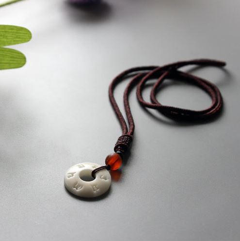 Collier et pendentif OM en Noix de Tagua (Ivoire végétal)