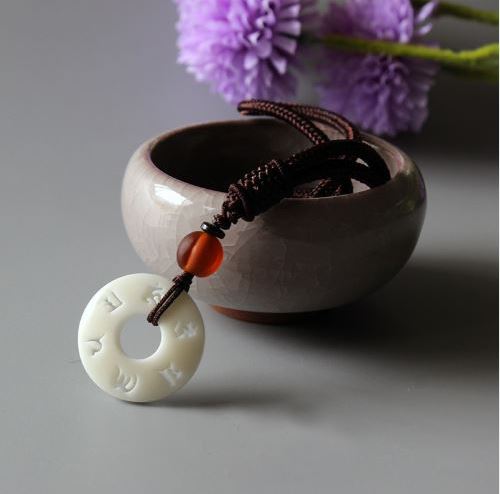 Collier et pendentif OM en Noix de Tagua